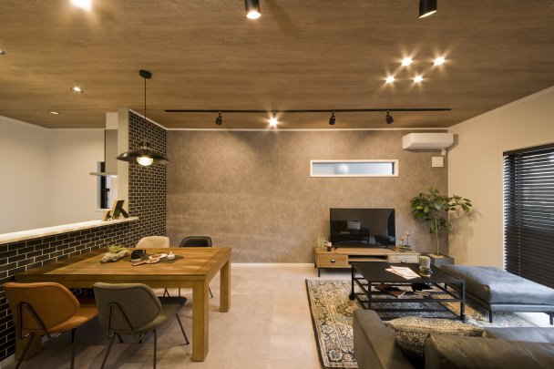 ◎10号地モデルハウス◎
【LDK】

モルタル調のクロスを施したLDKはヴィンテージ家具が似合うインダストリアルな雰
囲気に仕上げています。