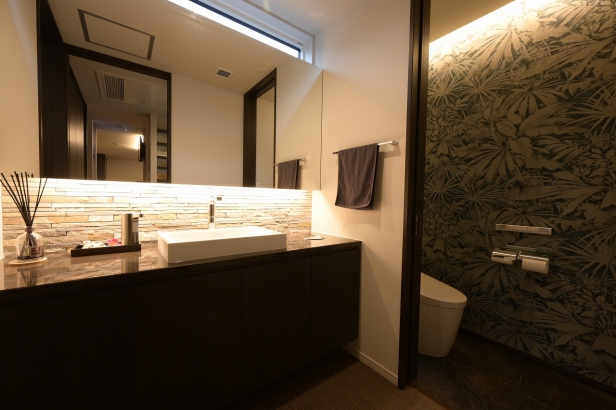 ホテルライクな洗面化粧室 近藤建設株式会社 の施工事例 自然素材を贅沢に使用したリゾートホテルのようなリラックス空間 