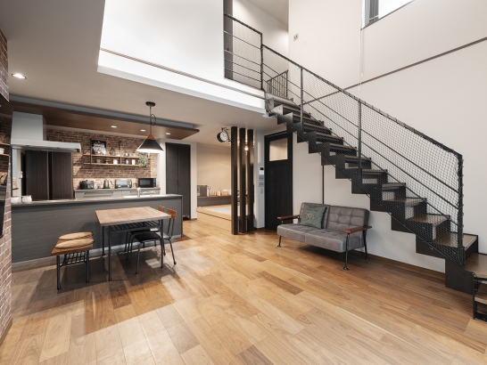 デザイン階段がおしゃれなLDK 近藤建設株式会社 の施工事例 目指したのはブルックリンスタイルの家。生活感をなくして快適に暮らす thumbnail