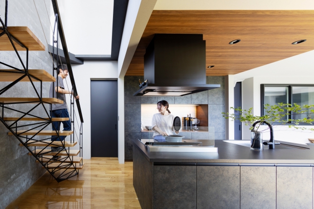 キッチン・階段 株式会社富士住建の施工事例 シックで落ち着いた快適な住まい