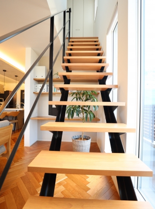 存在感抜群のオープン階段 株式会社AQ Group（アキュラホーム）の施工事例 ヘリンボーンの床がマッチしたデザイン性のある住まい