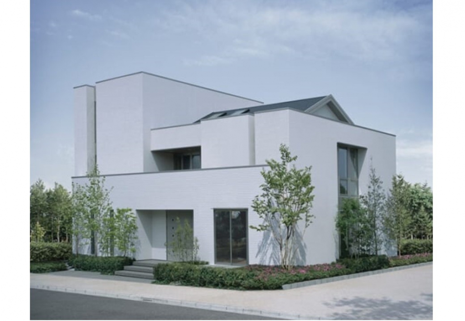 白を基調とした都市型の外観 株式会社AQ Group（アキュラホーム） 新座展示場のモデルハウス 