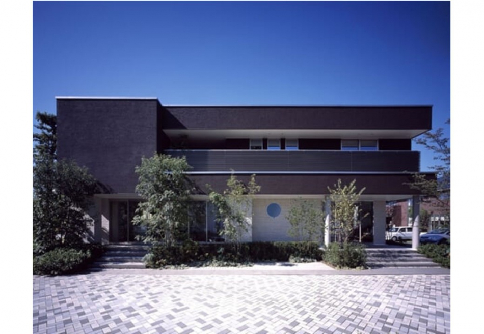 モダンで重厚な雰囲気の外観 株式会社AQ Group（アキュラホーム） 所沢若狭展示場のモデルハウス 