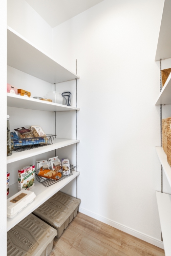 パントリー・・・・キッチン横にパントリー併設。可動式の棚で高さ調整で収納したいものが収納可能に。