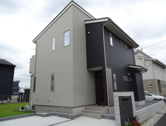 オリジナルタイルの外観 株式会社日本ハウスホールディングスの施工事例 ラインが整うシャープなデザインのシンプルモダン住宅