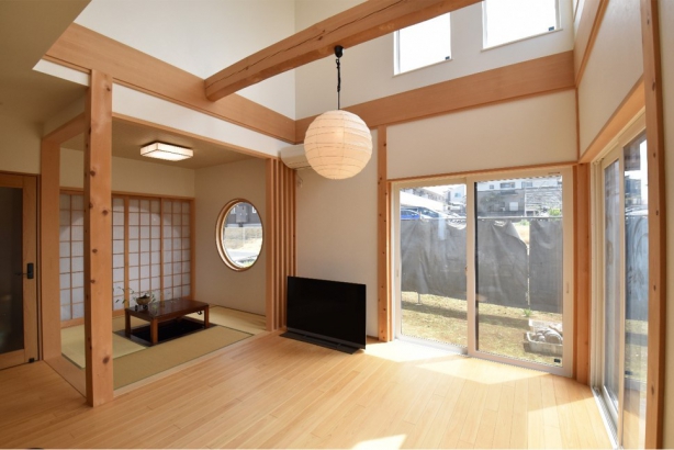 リビング 株式会社日本ハウスホールディングスの施工事例 古材と檜が調和する家