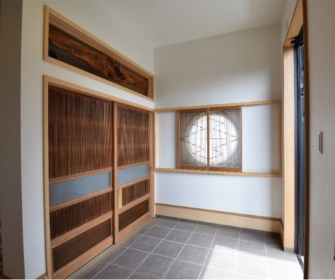 玄関 株式会社日本ハウスホールディングスの施工事例 古材と檜が調和する家
