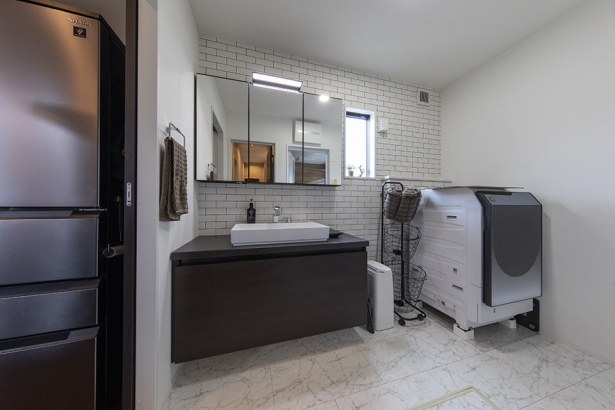 シンプルかつ清潔感のある洗面室 セナリオハウス（広島建設株式会社）の施工事例 ひろびろ、のびのびの間取り thumbnail