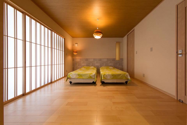 寝室の色使いにも茶、グレー、グリーンを採用 セナリオハウス（広島建設株式会社）の施工事例 【平屋×和モダン】和のあしらいが美しい住まい