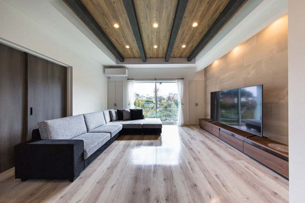 折り上げ天井と化粧梁が印象的なリビング セナリオハウス（広島建設株式会社）の施工事例 シックで温かい空間で快適な暮らし