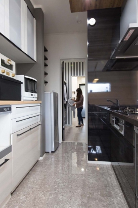 洗面所とキッチンの間に2.5 畳のWIC を設置。 セナリオハウス（広島建設株式会社）の施工事例 シックで温かい空間で快適な暮らし