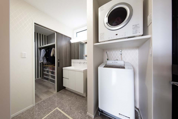 洗面所とキッチンをつなぐ回遊動線 セナリオハウス（広島建設株式会社）の施工事例 シックで温かい空間で快適な暮らし