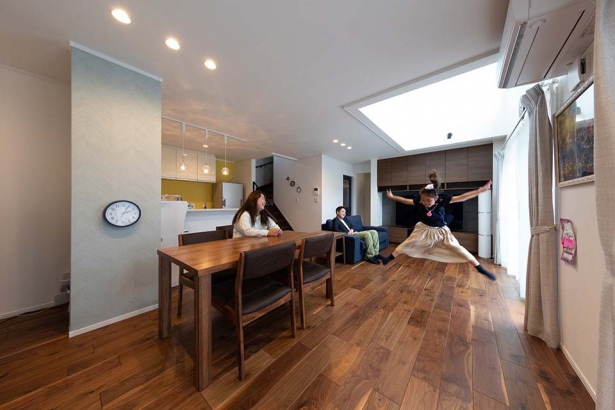 チアダンスの練習をしたり、伸び伸びと遊べるのがうれしいLDK セナリオハウス（広島建設株式会社）の施工事例 デザインと暮らしやすさを追求した住まい