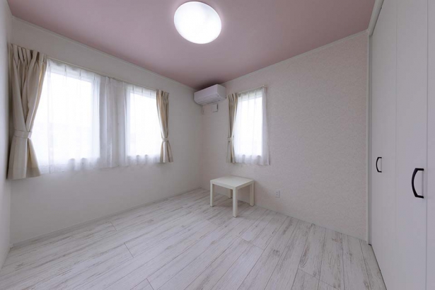 天井にアクセントクロスをあしらった子供部屋 セナリオハウス（広島建設株式会社）の施工事例 デザインと暮らしやすさを追求した住まい