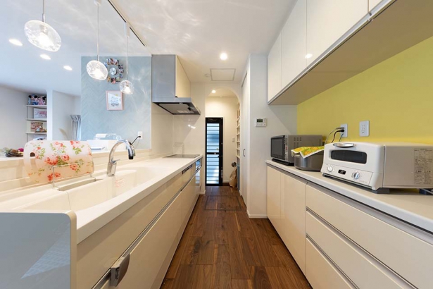 ビタミンカラーが明るさをプラスするキッチン セナリオハウス（広島建設株式会社）の施工事例 デザインと暮らしやすさを追求した住まい