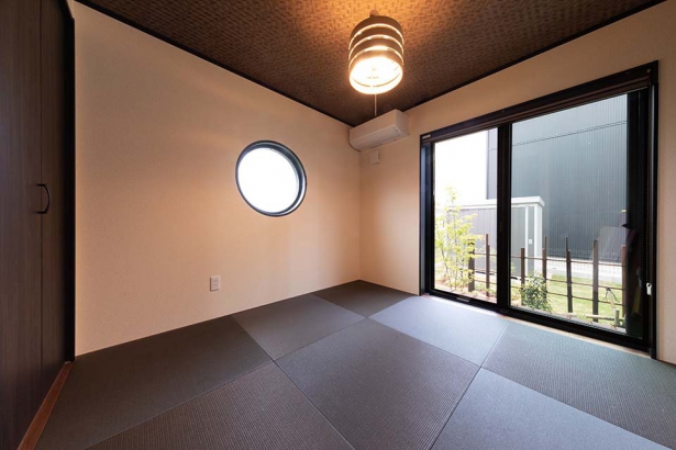 丸窓がアクセントの和洋室。琉球畳 セナリオハウス（広島建設株式会社）の施工事例 デザインと暮らしやすさを追求した住まい