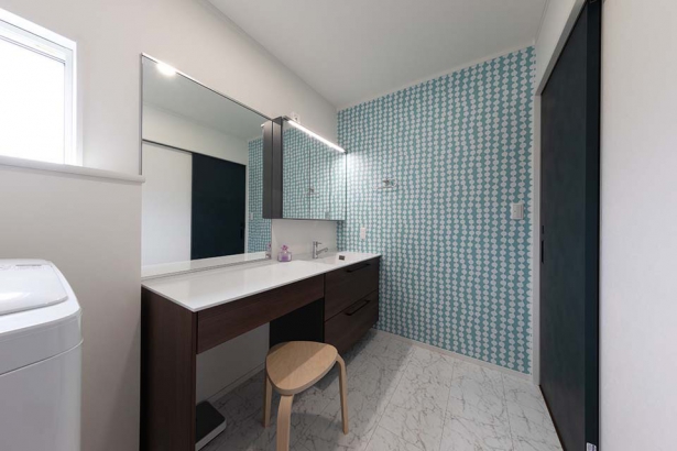 洗面所は座ってお化粧もできる広さを確保 セナリオハウス（広島建設株式会社）の施工事例 デザインと暮らしやすさを追求した住まい