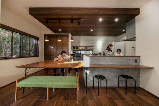 システムキッチンを囲うようにテーブルとカウンターを造作したカフェスタイルのＤＫ セナリオハウス（広島建設株式会社）の施工事例 柔軟なアイデアと階層の工夫で個性をプラスした住まい