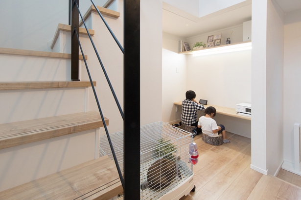 階段ホールの空間を活かしたスタディーコーナー。子供たちともコミュニケーションが取りやすいのが特徴 セナリオハウス（広島建設株式会社）の施工事例 制約が多い土地での建て替えも。家族の笑顔があふれる、明るく快適な暮らし