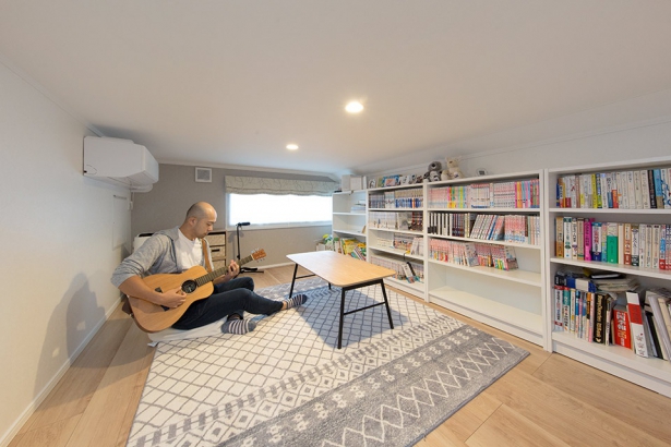 趣味部屋に最適な小屋裏は「読書」「音楽」を楽しむ空間 セナリオハウス（広島建設株式会社）の施工事例 制約が多い土地での建て替えも。家族の笑顔があふれる、明るく快適な暮らし
