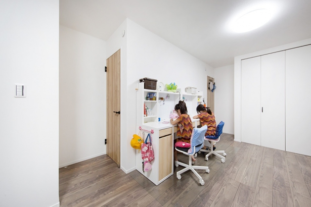 約10畳の洋室は子供たちが大きくなった後を考え間仕切りできるように配慮している セナリオハウス（広島建設株式会社）の施工事例 【ストレスフリーな暮らし】ライフスタイルにあわせた設計
