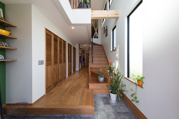 玄関と階段はスペースをしっかりと確保した設計になっている セナリオハウス（広島建設株式会社）の施工事例 【自然を感じる家】周辺環境を活かした遊び心ある空間