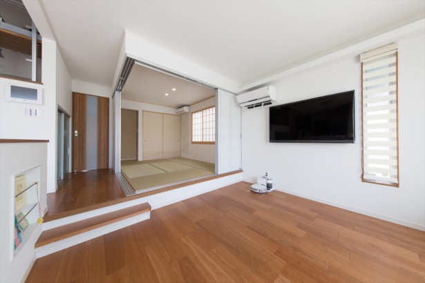 下げ床のLDKは、空間のつながりを維持しつつ独立性を兼ね備えています。 セナリオハウス（広島建設株式会社）の施工事例 共働き家族が心地よく、効率よく、安心して暮らせる家