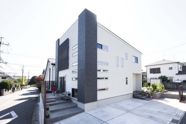 スクエアフォルムと2色づかいが印象的な外観 セナリオハウス（広島建設株式会社）の施工事例 暮らし方ひろがる多階層住宅