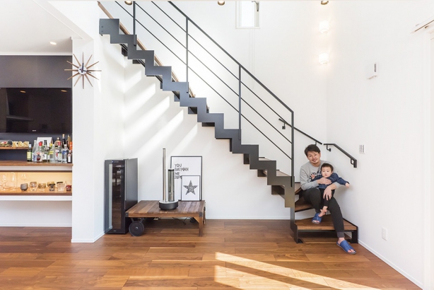 ダイニング上部が吹抜けのオープン階段は、踏板には床と同じ素材を採用しています。 セナリオハウス（広島建設株式会社）の施工事例 絶対にマネしたくなるデザイン。モダンリビング編