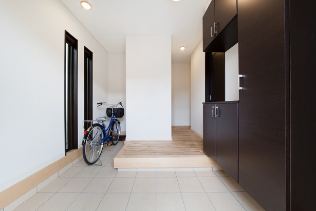 雨の日には自転車をしまうことのできるスペースを確保。 セナリオハウス（広島建設株式会社）の施工事例 玄関～和室～リビング動線の工夫で家事ラクな住まい