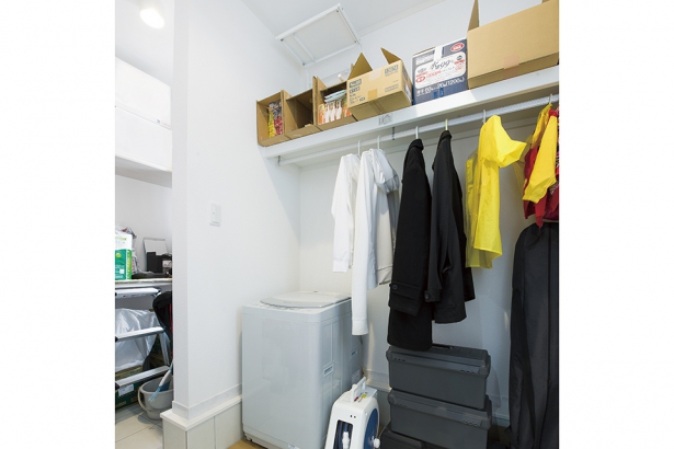 3畳ほどのWICには、汚れもの専用の洗濯機も完備。 セナリオハウス（広島建設株式会社）の施工事例 勾配天井で広々明るく＆たっぷり収納で家事ラクな家