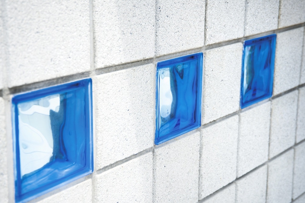 こだわりのガラスブロックで外観に彩りを セナリオハウス（広島建設株式会社）の施工事例 勾配天井で広々明るく＆たっぷり収納で家事ラクな家