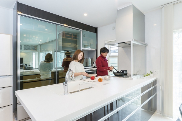 キッチンは2人で立っても十分な広さを確保しています。 セナリオハウス（広島建設株式会社）の施工事例 家事動線や収納を充実させ毎日が快適な家