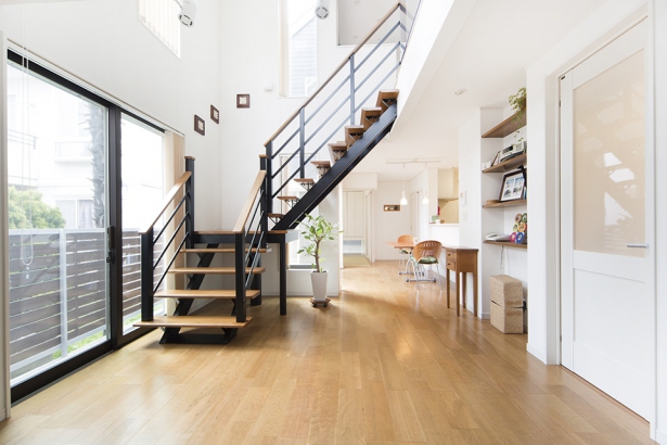 幅広の床材で細部の見た目にもゆとりを セナリオハウス（広島建設株式会社）の施工事例 オープン階段とナチュラルなカフェの装い。家事や子育てがしやすい住まい