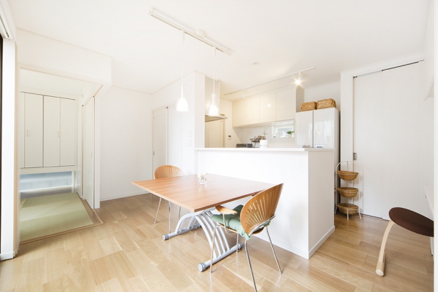 畳コーナーはお子様のお昼寝スペースに セナリオハウス（広島建設株式会社）の施工事例 オープン階段とナチュラルなカフェの装い。家事や子育てがしやすい住まい