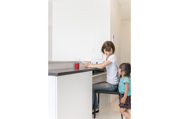 キッチン横のカウンターは、調べ物やお子様の宿題スペースとして活用できます。 セナリオハウス（広島建設株式会社）の施工事例 【南道路×全方位窓】風と光が気持ちいい2階リビングの住まい