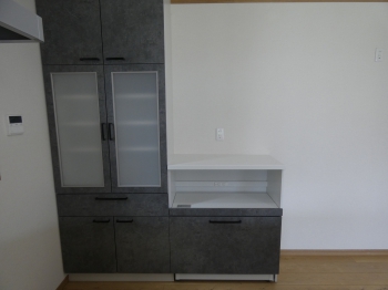 Ｅ号棟
キッチン背面には食器棚とカップボードが標準装備。