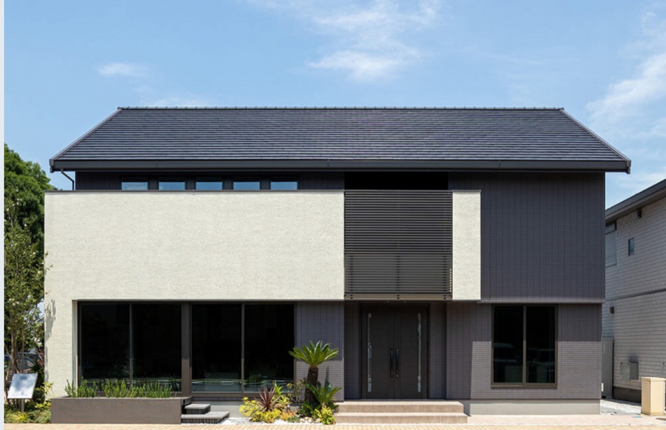 切妻屋根を採用した「鶴ヶ島展示場」は、正面、左右とその表情を変えるのが特徴。