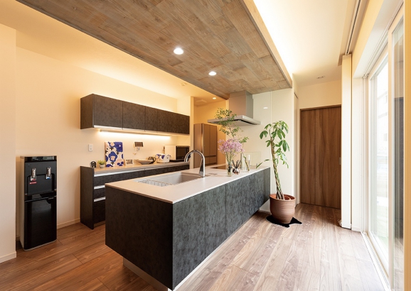  株式会社アイ工務店　埼玉東支店の施工事例 外壁にタイルや石を巧みに使用した、キッチンから中庭を一望する家。