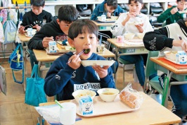 市立小・中学校の単独自校方式給食施設が充実！