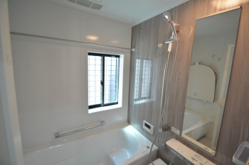 ■浴室
TOTO　SAZANA
保温性の高い浴槽は、光熱費の節約にもつながります。
浴室乾燥暖房機付きで、ヒートショック対策に、寒い時期の洗濯にと活躍します。