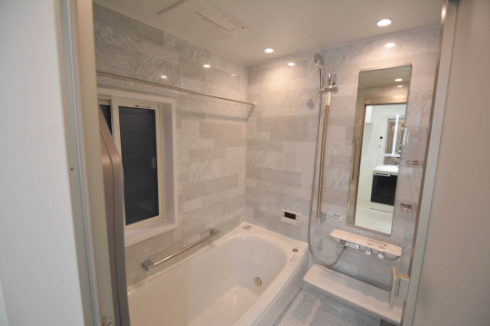 ■浴室
１坪タイプの浴室はTOTO社製のSAZANAを採用。保温性の高い浴槽に、浴室暖房乾燥機がついており、入浴前に暖房を入れておくと、ヒートショック対策にも効果的。