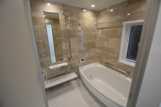 ■浴室
浴室にはTOTO　SAZANAを採用。広さも1.25坪（1620）タイプでゆとりがあり、ワイド浴槽で湯ったりお風呂時間を楽しんでください。