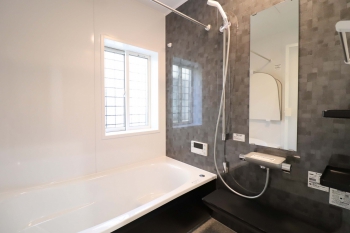■浴室
TOTO　SAZANAの１坪タイプの浴室を採用。保温性が高い浴槽は光熱費の節約にも。ほっカラリ床で寒い時期も床が冷たくないのは嬉しいですね。