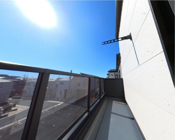 ■バルコニーからの眺め
手摺りにガラスパネルを採用し、より陽射しを取り込み、室内へ明るく取り込んでくれます。